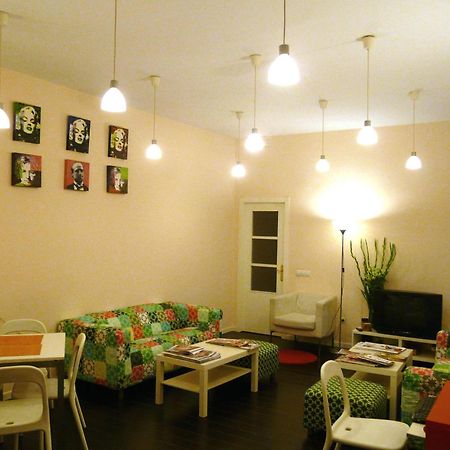 Hostal Goyal Pizarro Madrid Bagian luar foto