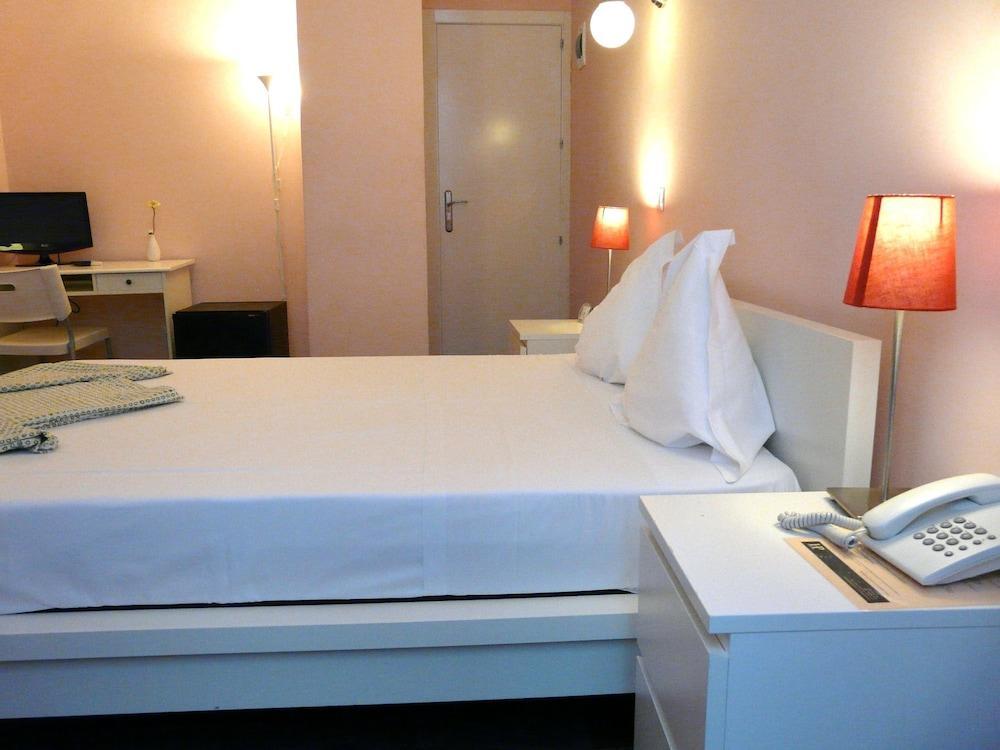 Hostal Goyal Pizarro Madrid Bagian luar foto