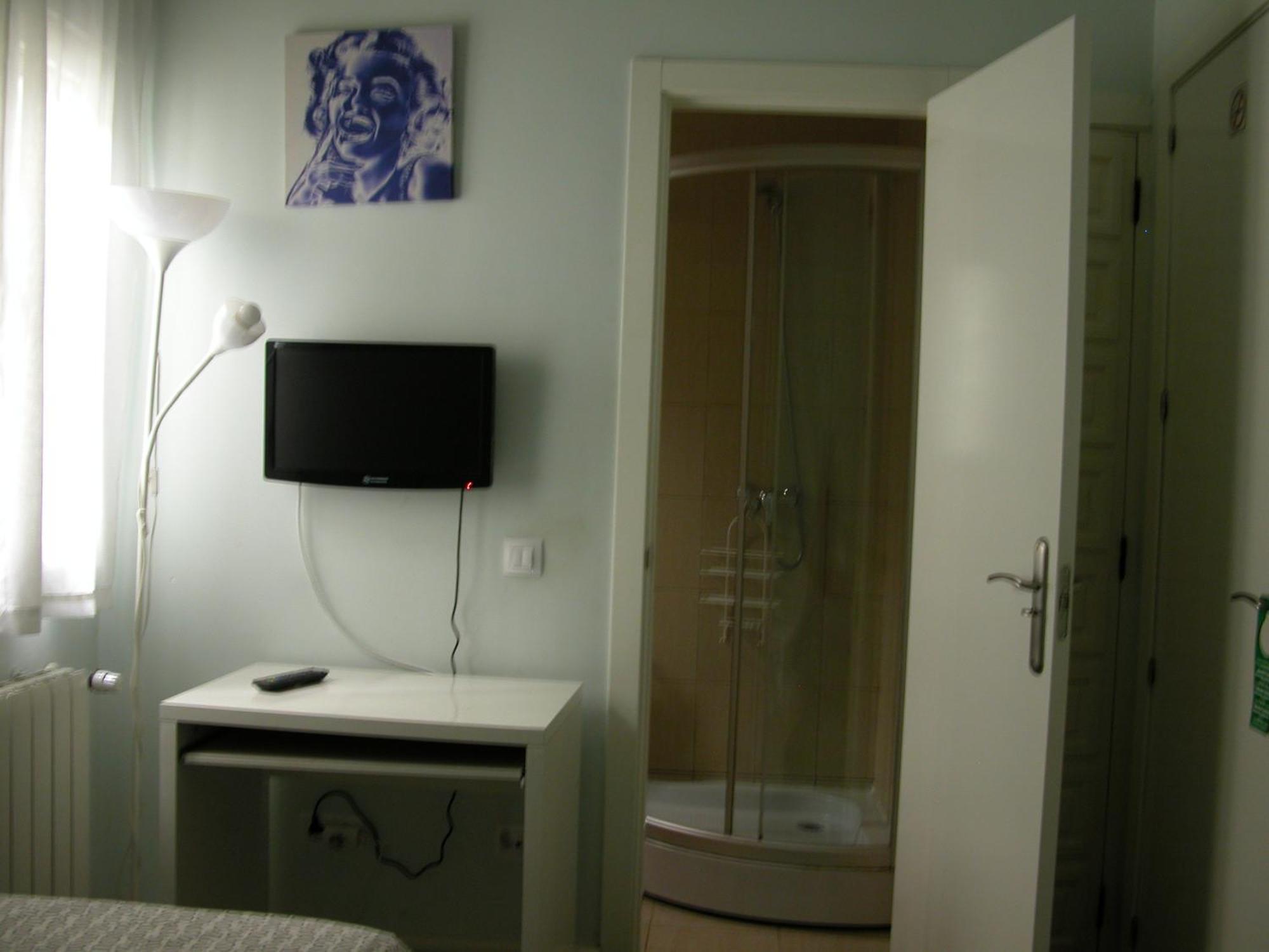 Hostal Goyal Pizarro Madrid Ruang foto