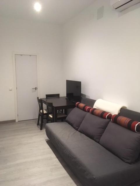 Hostal Goyal Pizarro Madrid Bagian luar foto