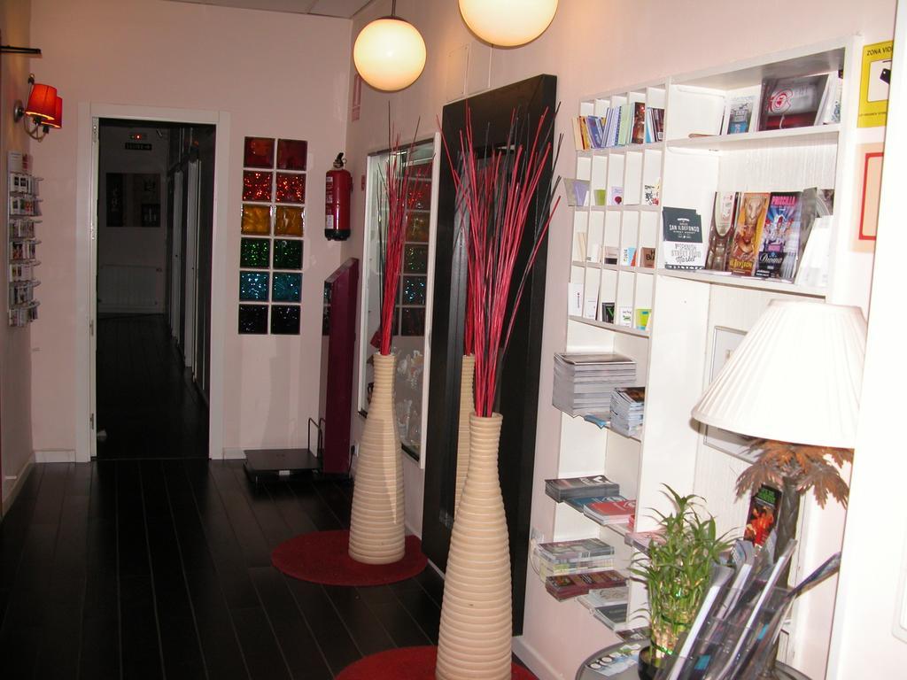 Hostal Goyal Pizarro Madrid Bagian luar foto