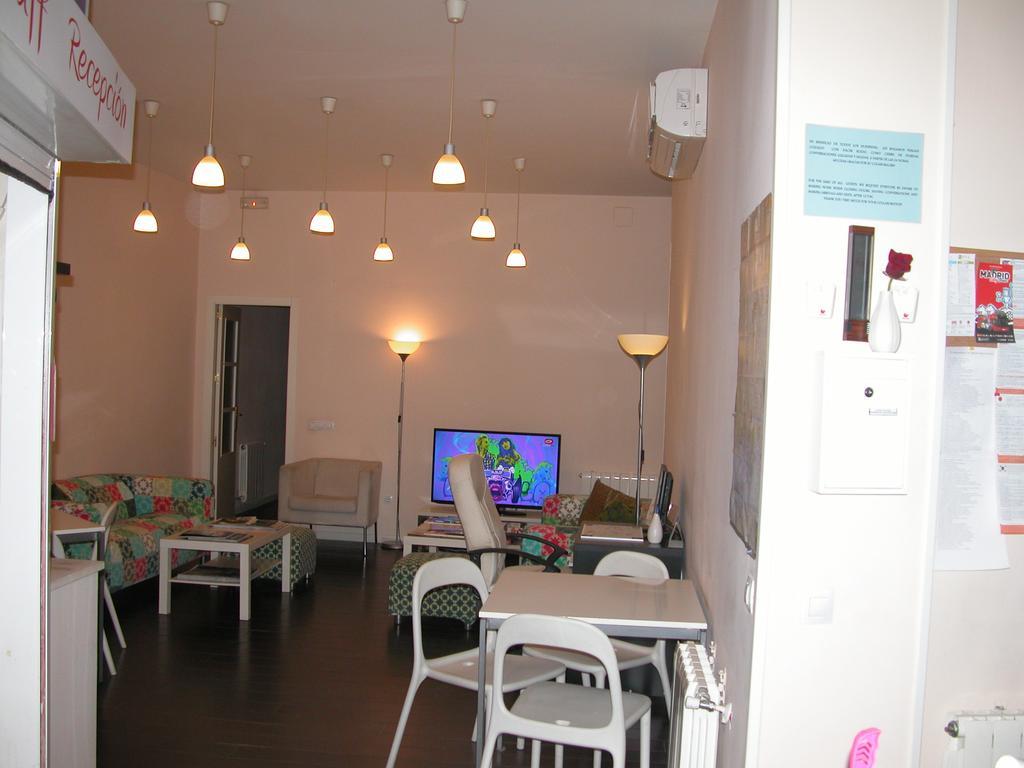 Hostal Goyal Pizarro Madrid Bagian luar foto