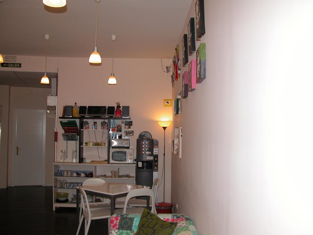 Hostal Goyal Pizarro Madrid Bagian luar foto