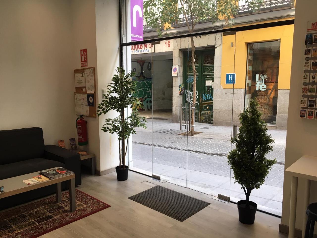 Hostal Goyal Pizarro Madrid Bagian luar foto